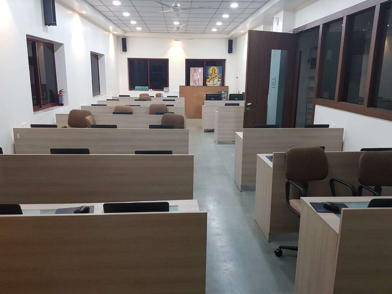 modular-office-furniture-in-pune